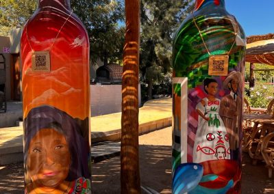 Obras de arte representativas de la cultura local, son expuestas en Valle de Guadalupe